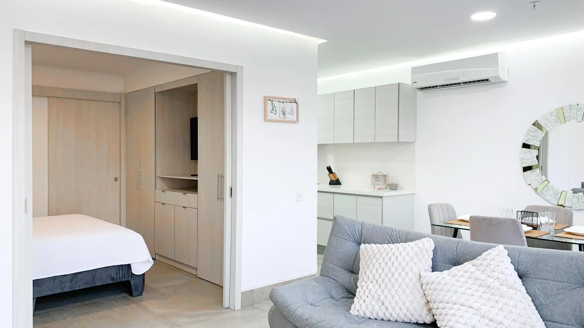 Suite De Lujo,Cerca Del Mall Del Sol, Sofa Cama, Parqueo Guayaquil Apartment