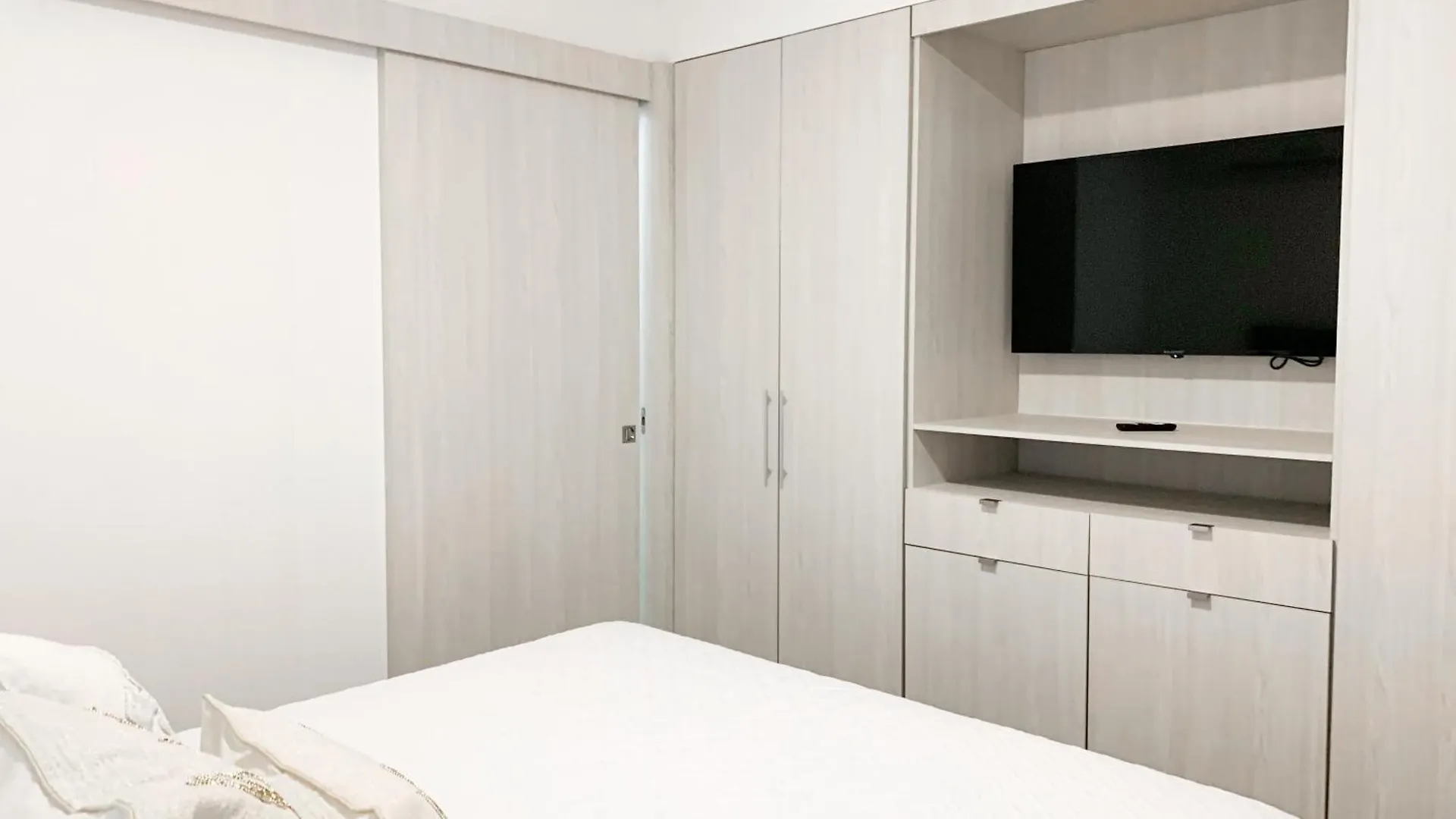 גוויאקיל Suite De Lujo,Cerca Del Mall Del Sol, Sofa Cama, Parqueo 0*,